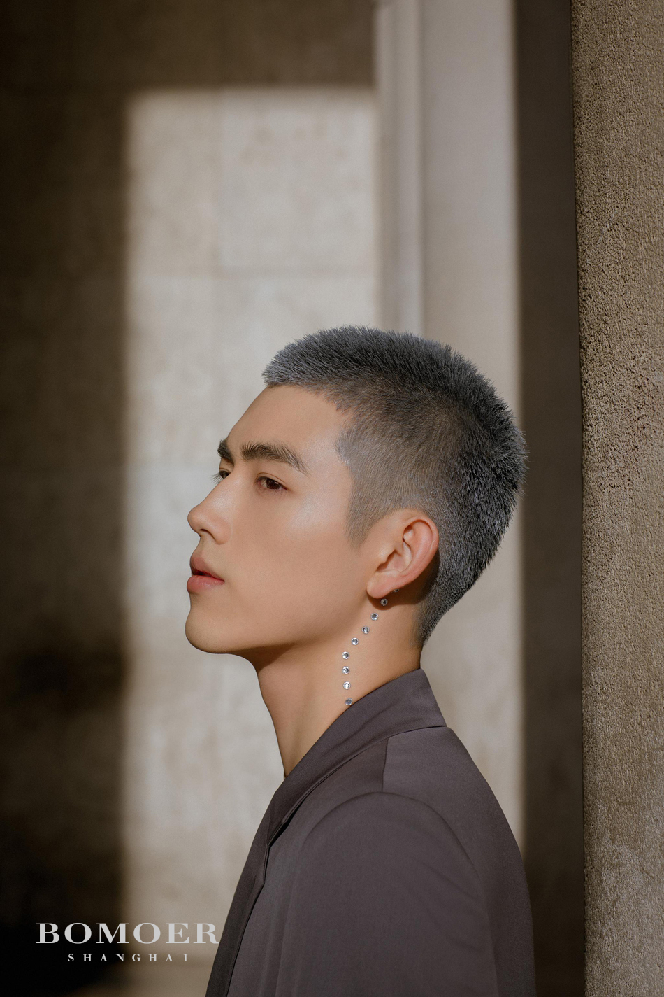 陈飞宇作为Dior迪奥品牌大使受邀巴黎看2020春夏高订秀，蓝灰色寸头搭配脖子上的钻石纹身贴，有态度的表达。