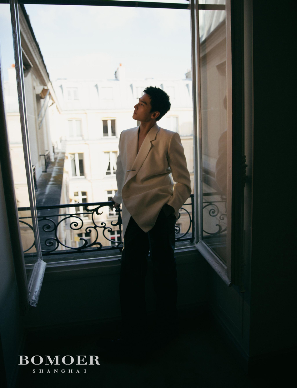 杨洋在巴黎时装周现场，以白色真空西装搭配黑色皮革长裤，大胆突破展现少有性感不羁一面。